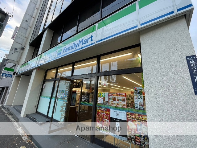 コンビニ　ファミリーマート（コンビニ）まで887m