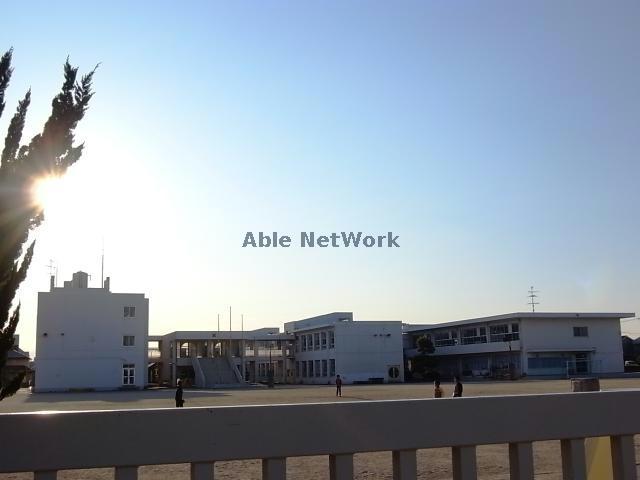 小学校　羽島市立中央小学校（小学校）まで593m