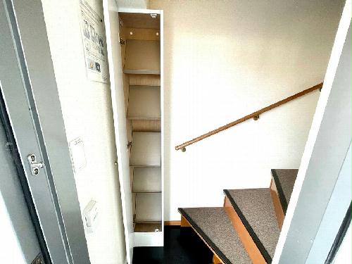 玄関　1階に玄関がある内階段のお部屋です