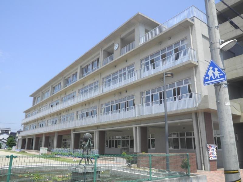 小学校　西田地方小学校（小学校）まで930m