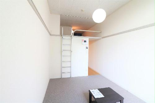 居室・リビング　ロフトタイプは天井が高いので開放的なお部屋となります。