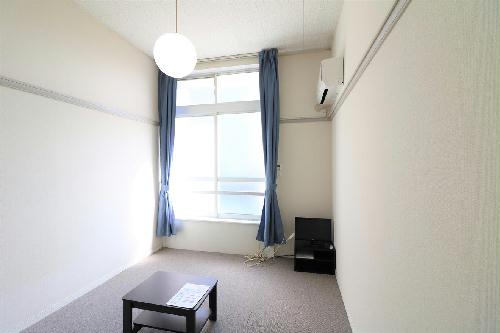 居室・リビング　ロフトタイプは天井が高く開放的な窓から日が差し込みます！