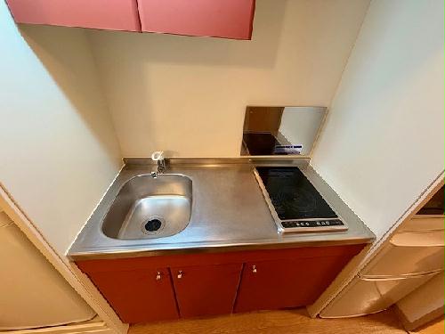 キッチン　現状優先。設置は現地と異なる可能性があります。