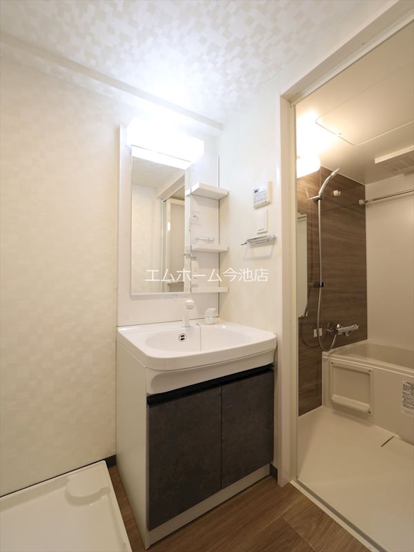 洗面設備　脱衣所　独立洗面台（シャンプードレッサー付）室内洗濯機置き場