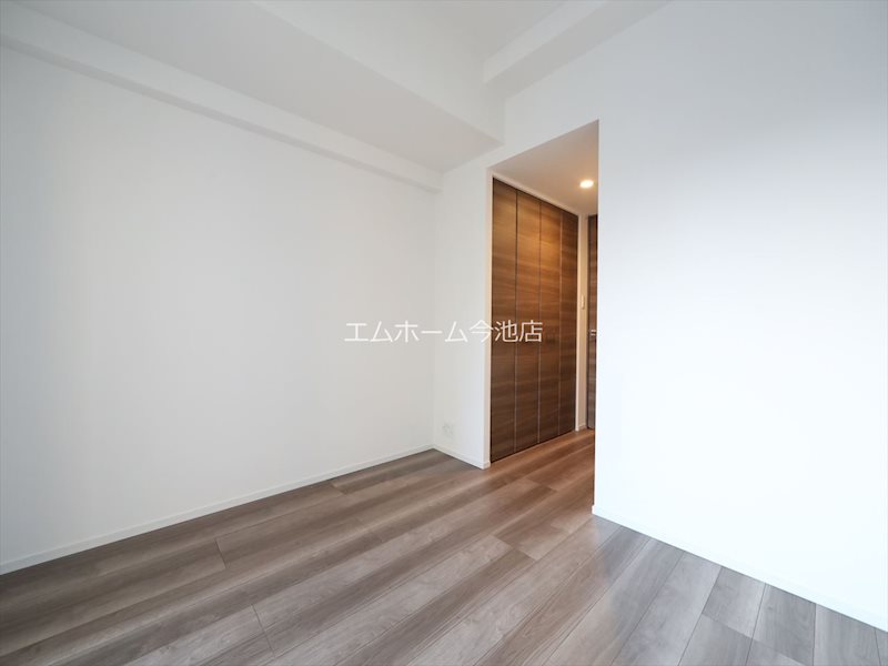 居室・リビング　洋室6.6帖　エアコン付　収納充実　バルコニー