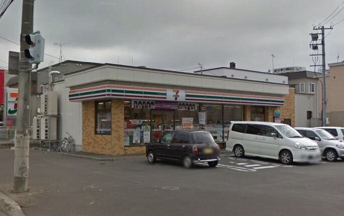 コンビニ　セブンイレブン札幌豊平13丁目店（コンビニ）まで90m