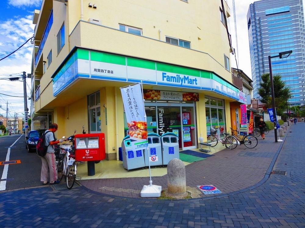 コンビニ　ファミリーマート用賀四丁目店（コンビニ）まで864m