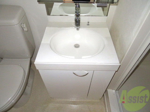 洗面設備　独立洗面台です。シンプルで使い勝手も良さそうです。