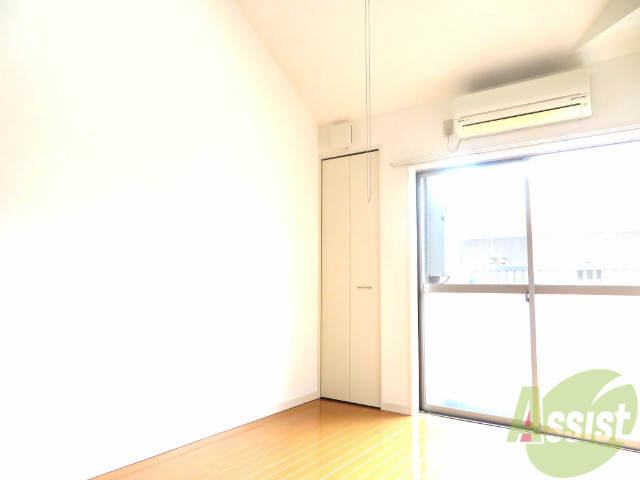 居室・リビング　居室です。光が入って明るい印象のお部屋でした。