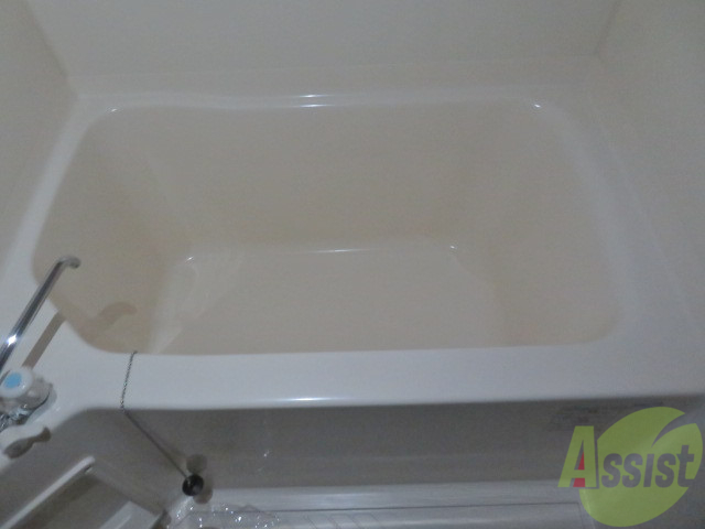 バス・シャワールーム　バスルームは狭すぎず、シャワーも浴びやすそうです。