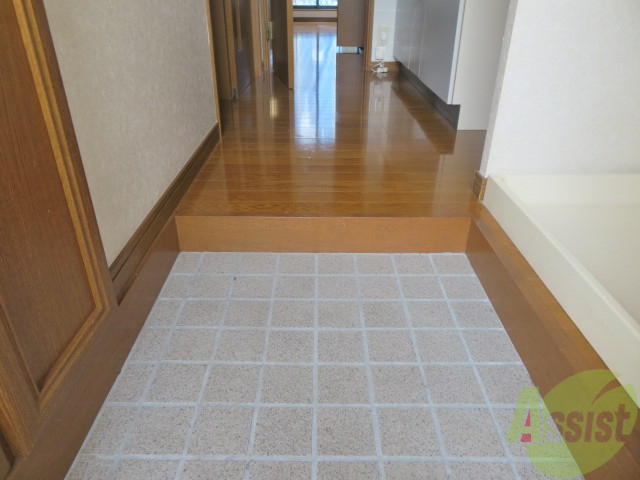 玄関　外から玄関を撮影してみました。広いリビングに繋がっています。