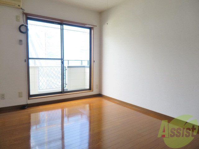 居室・リビング　リビングはこんな感じです。窓が大きくて良く陽が入ってきます。