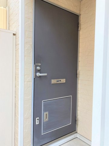 玄関　扉には不在時にも荷物を受け取れる！便利な宅配BOX