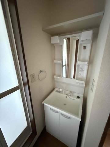 洗面設備　独立洗面台、小物を置くことができて便利です
