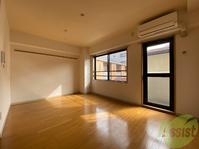 居室・リビング　日当たりが良い清潔感のあるお部屋でゆったり休めます。