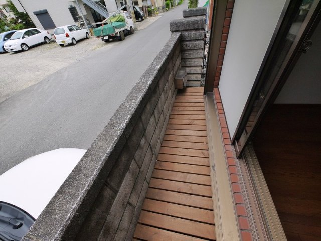 バルコニー　暖かな日差しのふりそそぐバルコニー