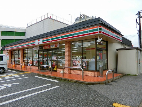 コンビニ　セブンイレブン彦根駅前店（コンビニ）まで784m