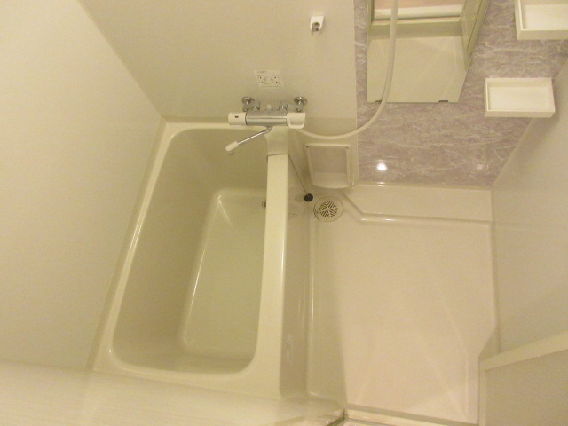 バス・シャワールーム　シンプルで広めのバスルーム。