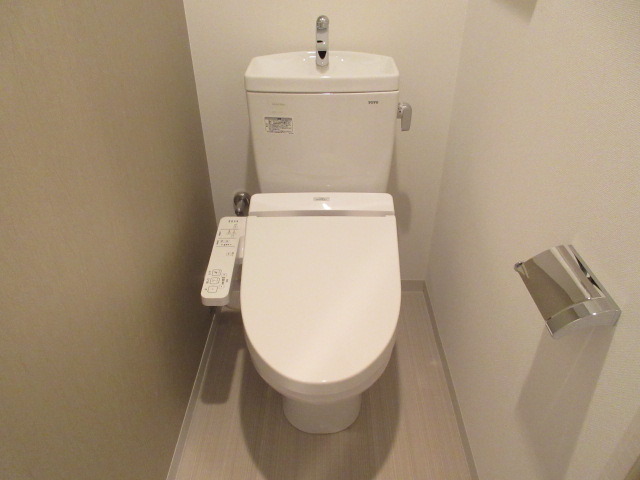 トイレ　トイレもアクセントクロスで落ち着きある雰囲気。