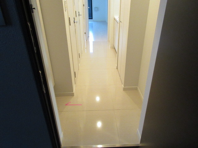 玄関　玄関は上がり框がなくフラットです。