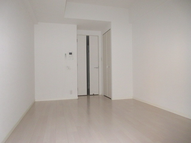 居室・リビング　白基調のシンプルな室内です。