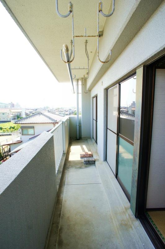 バルコニー　暖かな日差しのふりそそぐバルコニー