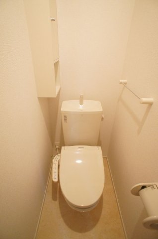 トイレ　落ち着いた色調のトイレです