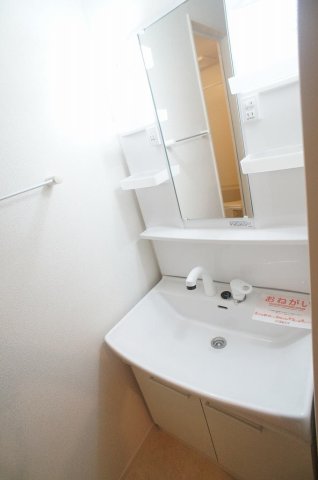 洗面設備　明るい洗面所です