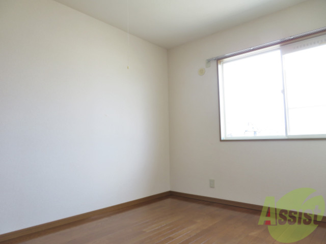 その他部屋・スペース　寝室には窓があるので、朝の目覚めが良さそうです。