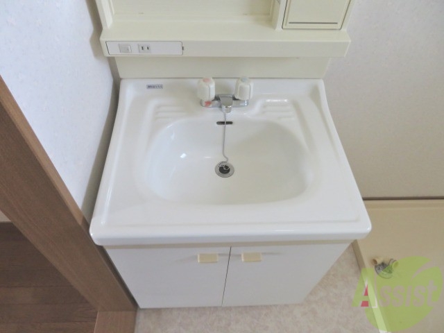 洗面設備　独立洗面台。朝の身支度はここでばっちり決めましょう。