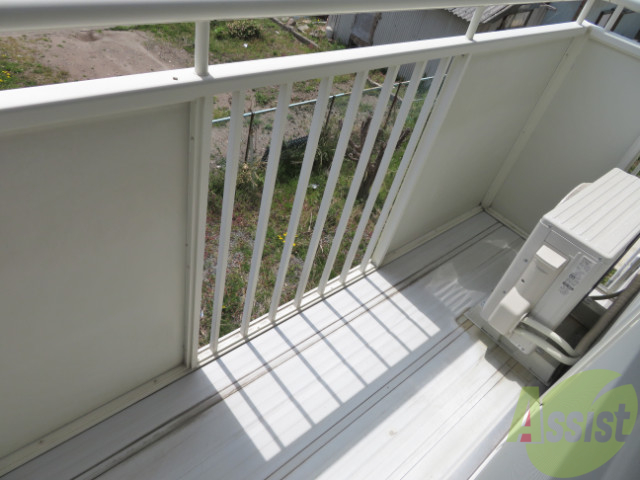 バルコニー　バルコニーは洗濯物を干すスペースが確保されていました。