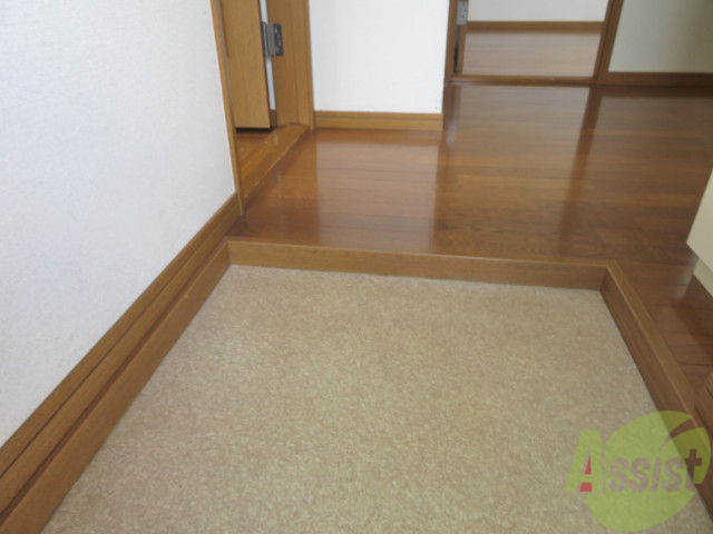 玄関　こちらが玄関です。何足か靴を置いておけそうです。