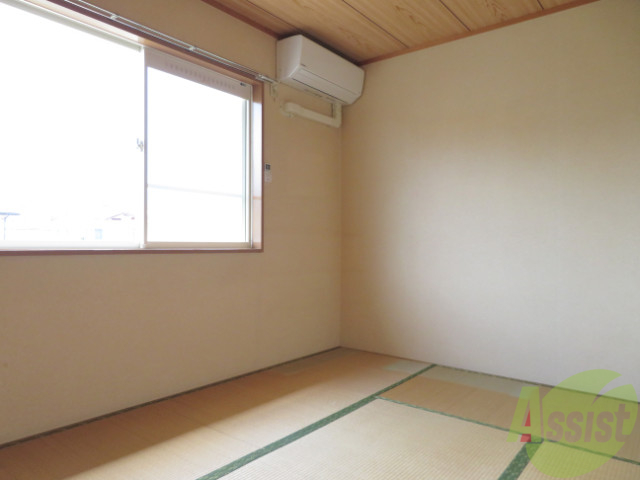 居室・リビング　リビングはこんな感じです。窓が大きくてよく陽が入ってきます。