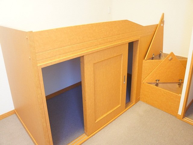 その他部屋・スペース　ベッド下は収納スペースとなっております！