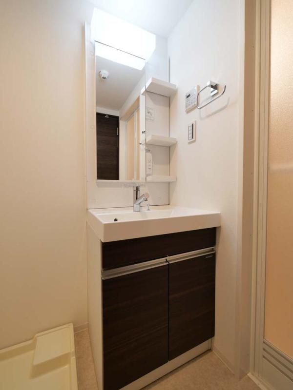 洗面設備　独立洗面化粧台が付いています