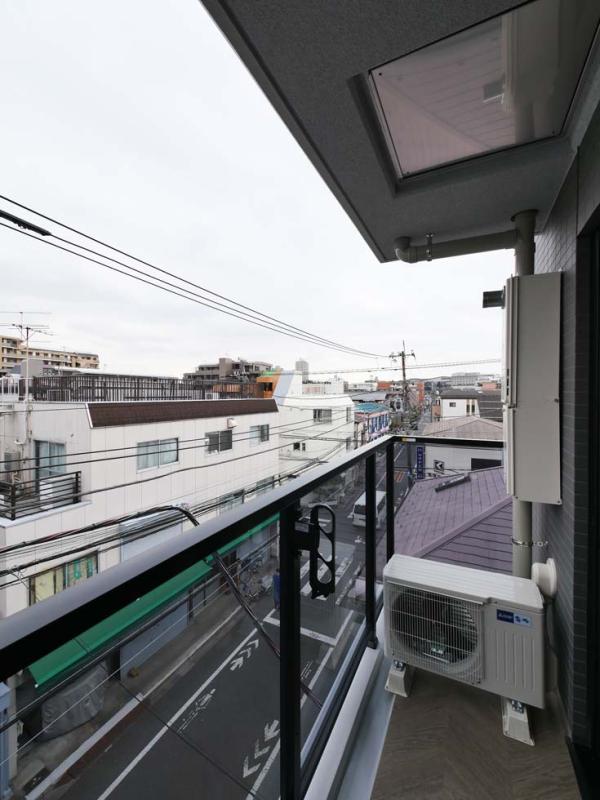 バルコニー　暖かな日差しのふりそそぐバルコニー