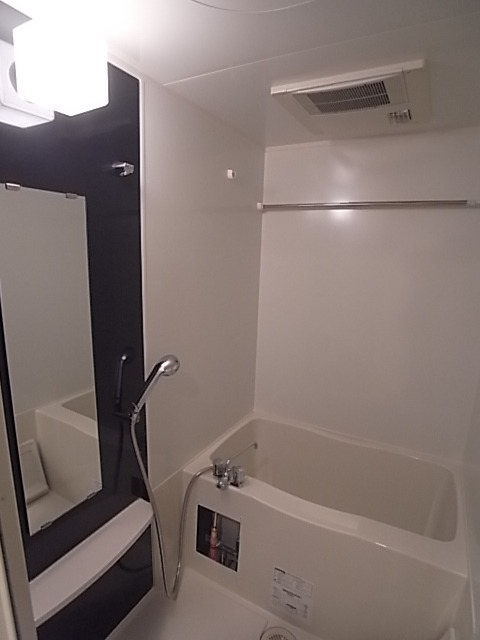 バス・シャワールーム　浴室乾燥機付きのバスルーム