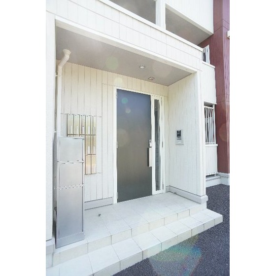 その他　共用エントランスにはオートロック、宅配ボックスあり