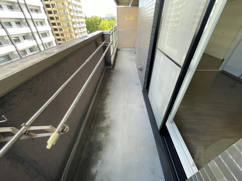 バルコニー　バルコニーです。洗濯物を干すもよし、一息つくもよしですね。