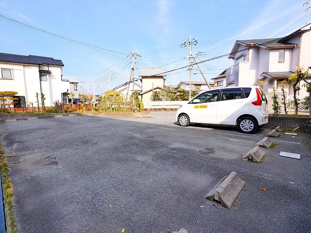 駐車場　駐車場に車を止められます