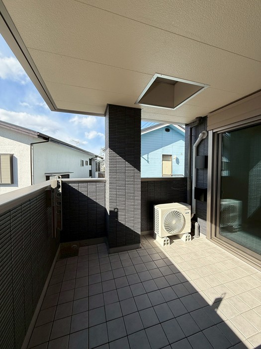 バルコニー　バルコニーは南西向きなので、お洗濯物はお昼からでも乾きそう♪