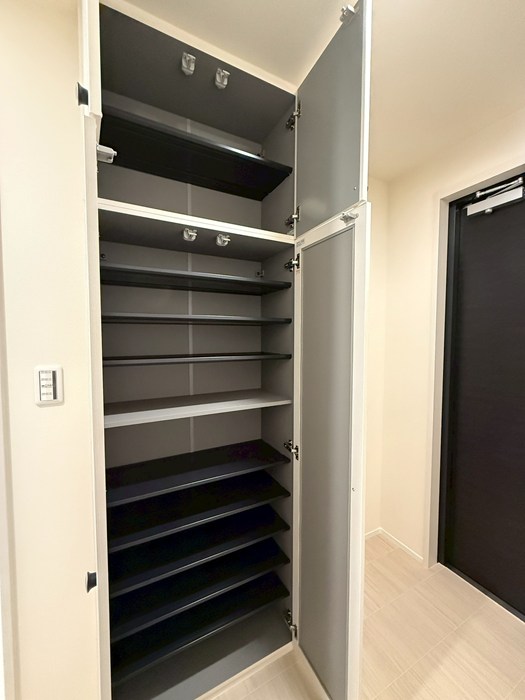 玄関　シューズボックス付きで玄関すっきり片付きます！全身ミラー付き