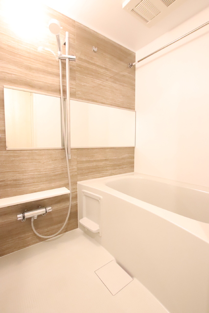 バス・シャワールーム　大きな鏡のあるバスルーム