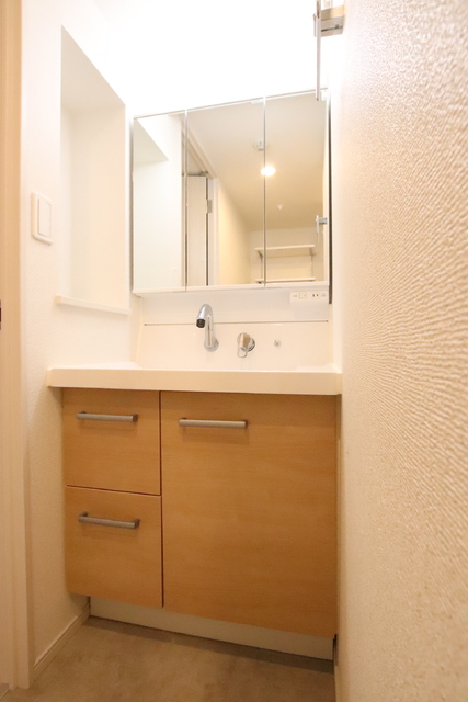 洗面設備　シャワー付き独立洗面台