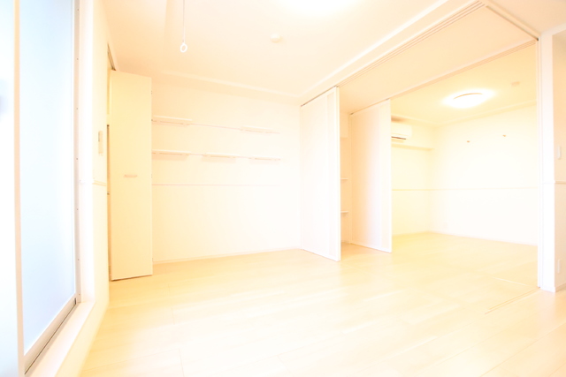 居室・リビング　壁収納豊富なリビング