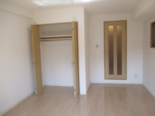 キッチン　きれいなフローリングのお部屋です