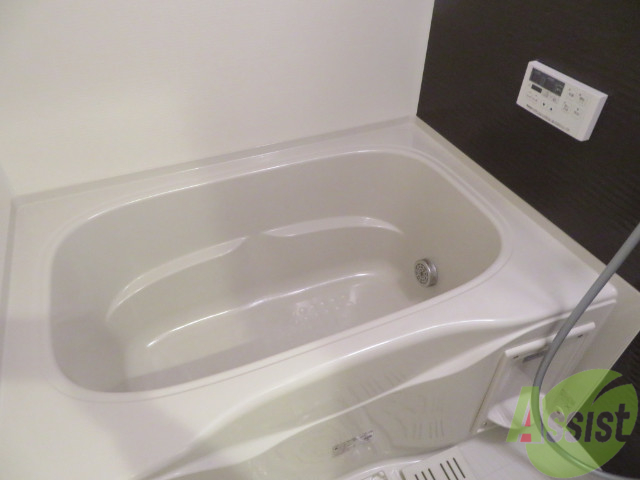 バス・シャワールーム　キレイで新しいお風呂です。追炊き機能付きです。