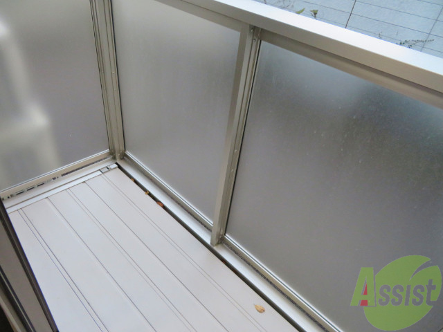 バルコニー　しっかりとした造り。物を落としてしまう心配はありませんね。