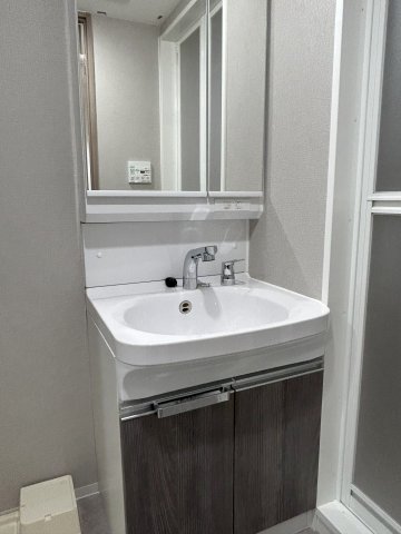 洗面設備　ゆったりとスペースのある洗面所