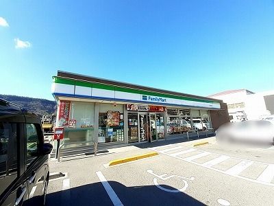 コンビニ　ファミリーマートさん（コンビニ）まで1500m